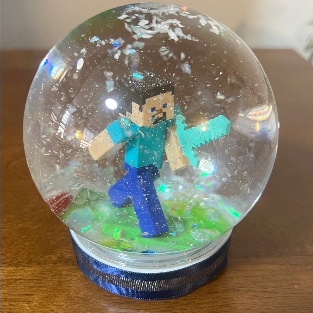 MINECRAFT Steve Snow Globe